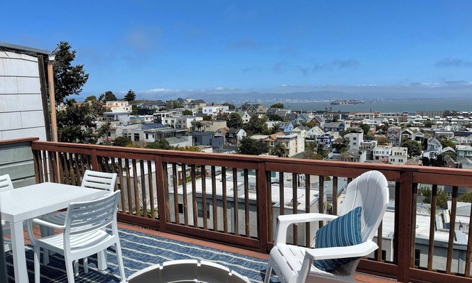 Potrero Hill Condominio | Views! 2-bedroom condo, private deck w/ unobstructed Bay Views in San Francisco