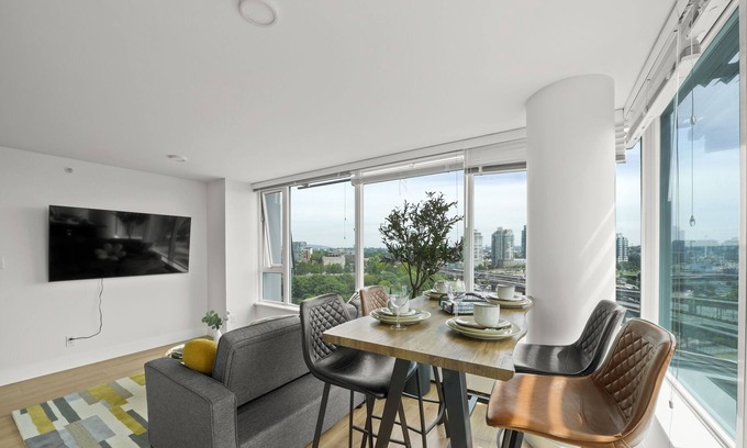 Gastown Condominio | Views! @ 3br/2ba Renovated Condo +Parking+Gym+Pool