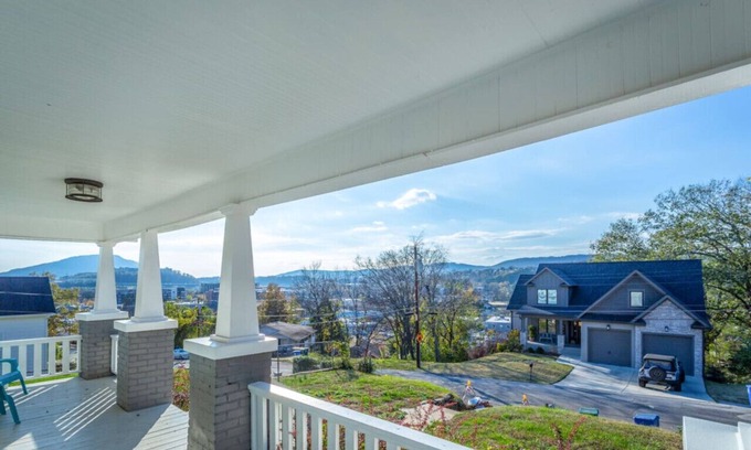 Northside Casa | Views/Downtown/Extremely nice neighborhood