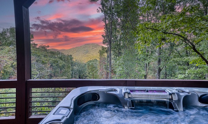 Ridgeline Vistas Cabina | VIEWS! Game Room + Hot Tub + Outdoor Fireplace + 3 Decks