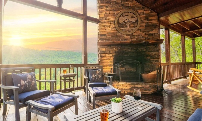 Blue Ridge Chalet De Esquí | Views | Game Room | Hot Tub | EV Charger | Convenient Location Downtown/ Aska