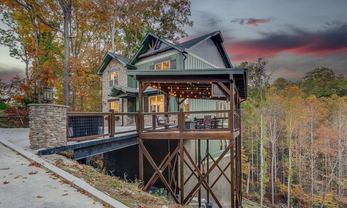 Sevierville Cabina | VIEWS/ Heated Pool/ Hot tub/ 15 min to Attractions