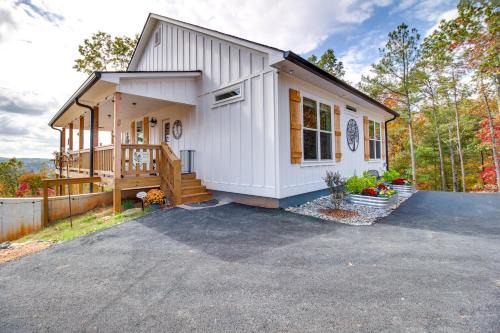 Ellijay Casa | Views, Hot Tub and Trails Modern Ellijay Cottage