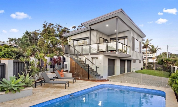 Killcare Heights Casa | Views @ Killcare - Dive straight into holiday mode in this stylish, contemporary home that features fresh, open-plan interiors