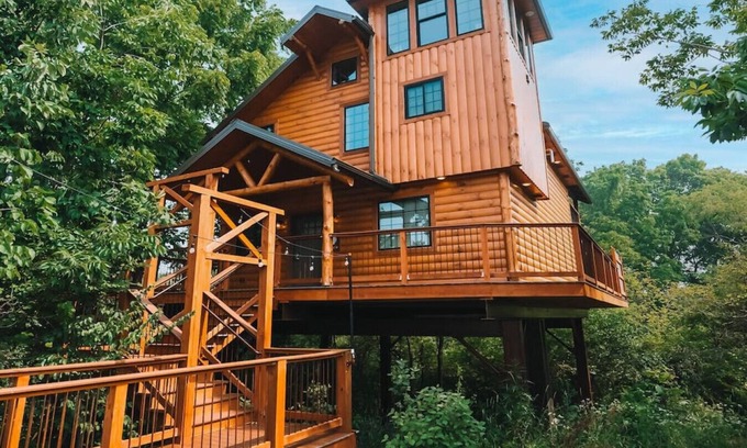 Millersburg Cabina | VIEWS! Luxury Treehouse with Hot Tub - Sleeps 6