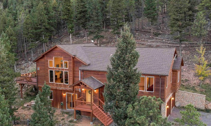 Evergreen Cabina | VIEWS! Mountain Cabin w/ Saltwater HotTub/Firepit. Close to Trails/Fall leaves