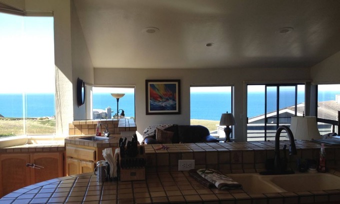 Bodega Bay Casa | ¡¡¡Puntos de vista!!! 4 Bd / 3 BA; Gull Dr; Al otro lado del camino de la playa; Bañera de hidromasaje; 2-nt preguntar