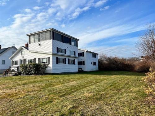 York Beach Casa | Views of The Atlantic Ocean and Nubble Lighthouse 4 Bedroom Family Home