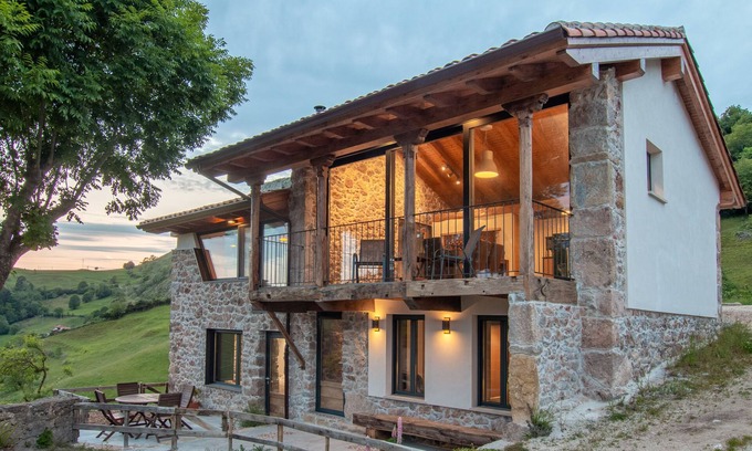 Santianes de Ola Casa | Pulieru - con vistas de los Picos de Europa