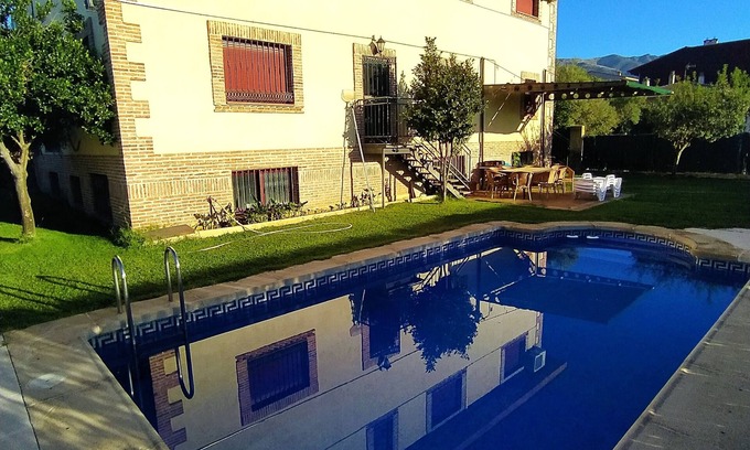Candeleda Casa | Vistas de la Sierra de Gredos y piscina para los calurosos veranos