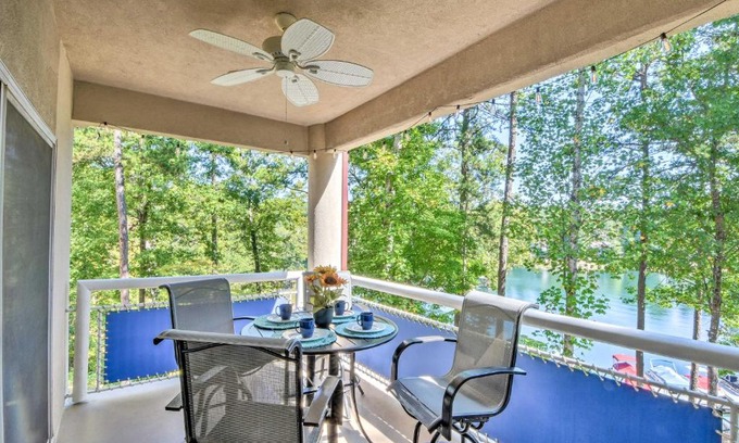 Salem Apartamento | Views, Pools and Marina Lake Keowee Condo!