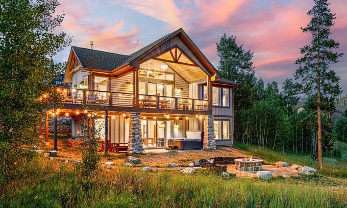Rendezvous Casa | Views, Trails, Hot Tub & Fire Pit, 10 min to Skiing at WP Resort