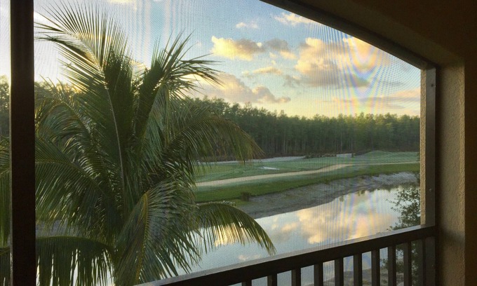 Naples Condominio | Abril 2019 Especial! Vistas: Agua, Golf y Reserva! 2Br / Den / Garage w / Golf