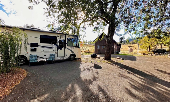 Medford Casa | VIEWS -Wineries-Gated -Garden-Fruit Trees-Rogue X