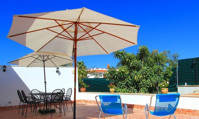 Capaci Villa | Viilla rodeada de vegetación a 1 km del mar y adyacente al pueblo.