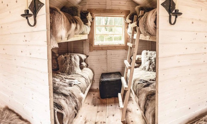 Kaiata Cabina | Viking Hut Balder Set Amid Rainforest w/ Hot tub