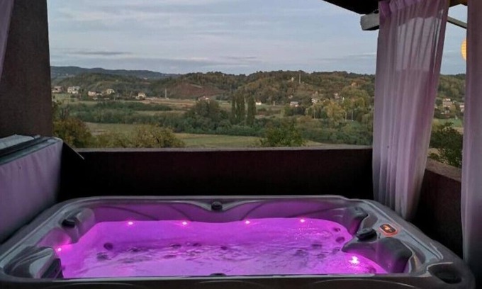 Kraljevec Sesvetski Apartamento | Viksa with Jacuzzi sleeps 2