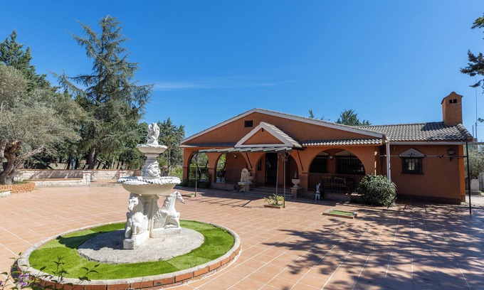 San Martín de Valdeiglesias Villa | Villa 'Finca El Palomar De La Viña' con vistas a la montaña, piscina privada y Wi-Fi