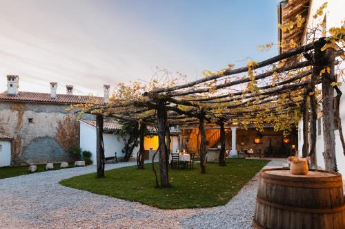 Slap Apartamento | Vila Kobdilj 1835 Historic Homestead with Shared Courtyard