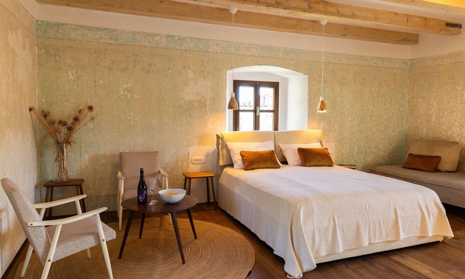 Slap Casa | Vila Kobdilj 1835 – Room Rozina | Deluxe Triple with Historic Detail