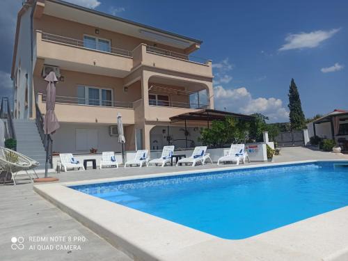 Dvornica Villa | Vila Leona