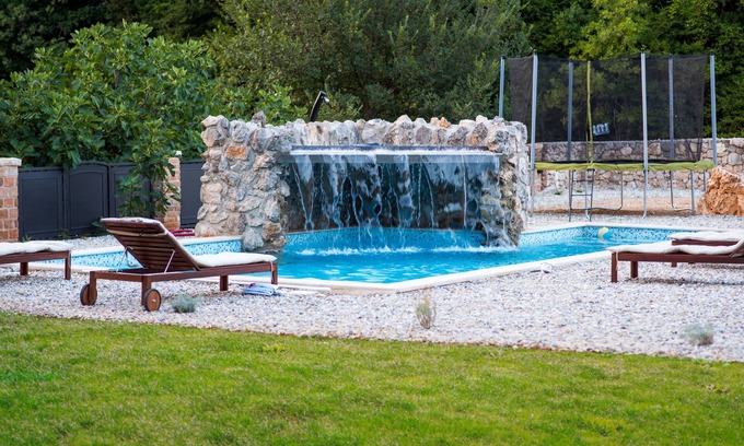 Vrbnik Villa | Romántica villa de piedra con piscina, cascada, gran jardín, a 700 m del mar