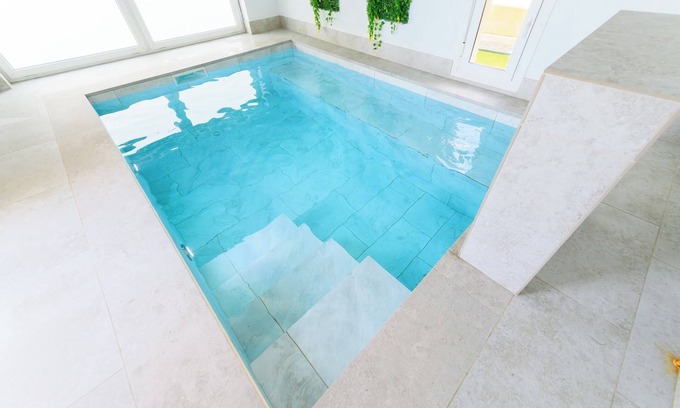 Los Angeles de San Rafael Villa | Villa con piscina climatizada en el interior de la casa y mucho más.