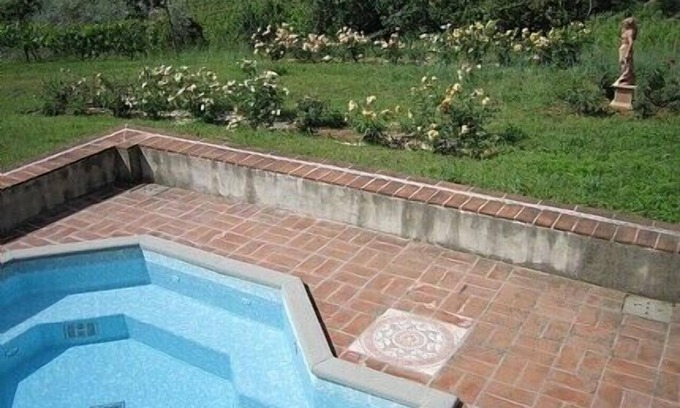 Ciggiano Villa | Villa Gloriosa: una encantadora villa histórica en tres plantas situada en una zona montañosa.