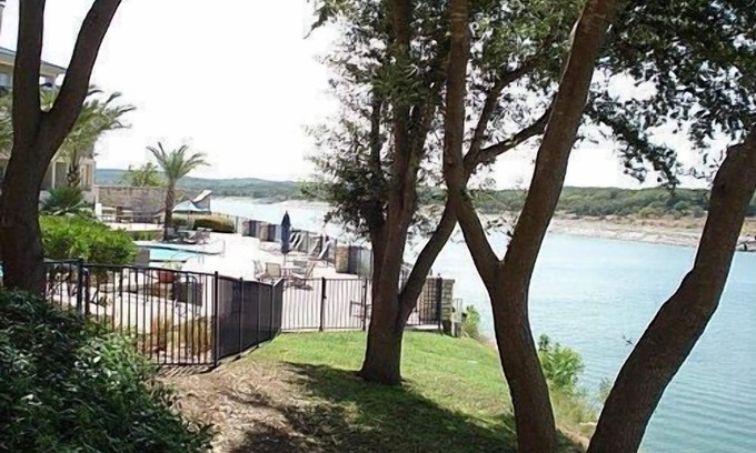 Highland Lake Estates Condominio | Villa 1104 - Este condominio 1/1 tiene una gran vista del lago Travis con una cama king