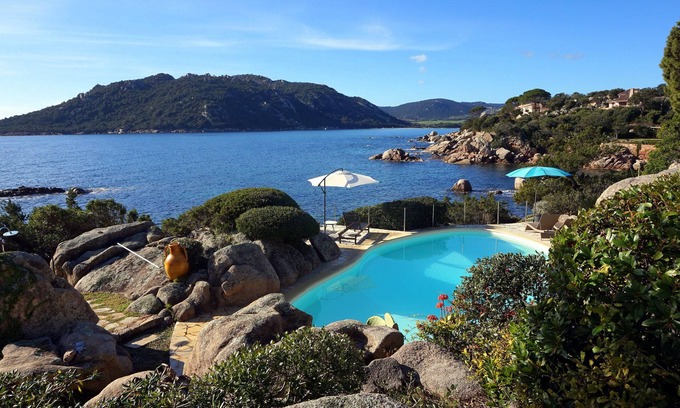 Santa Giulia Villa | Villa 116 Domaine de Cala d'Oro waterfront swimming pool