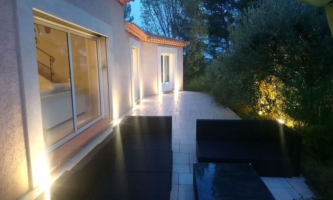Cadolive Villa | Villa de 250 m2 en 4000 m2 de bosque de pinos Spa 6 lugares, piscina