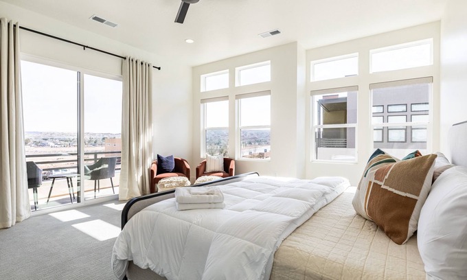 Bloomington Casa | Villa 27 - 4 Bedroom Townhome! Pool and Hot Tub!