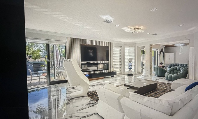 Eastern Shores Otro | villa 5 minutes away from beach