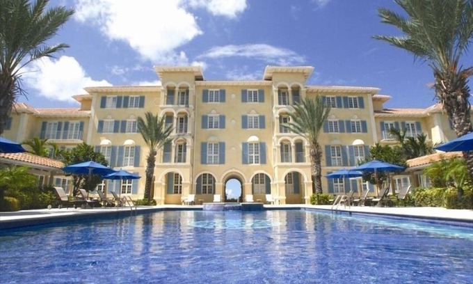 Grace Bay Condominio | Villa 502 1er piso, 2 habitaciones, 2 baños Piscina / jardín Villa (4-5 personas)