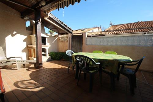 Portiragnes-Plage Villa | Villa 6 couchages 3 chambres terrasse ombragée parking dans résidence sécurisée piscine commune 400m de la mer LRJP93