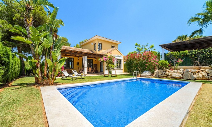 Cansalades Villa | Villa Abaesko, con Jardín y Piscina Privada