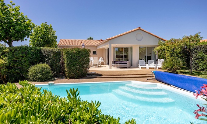 Chateau-d'Olonne Villa | Villa 'Accacia Avec Piscine Privée' con piscina privada, terraza privada y Wi-Fi