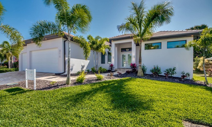 Yacht Club Villa | Villa Aesthetic, extravagant villa in yacht club area, south facing