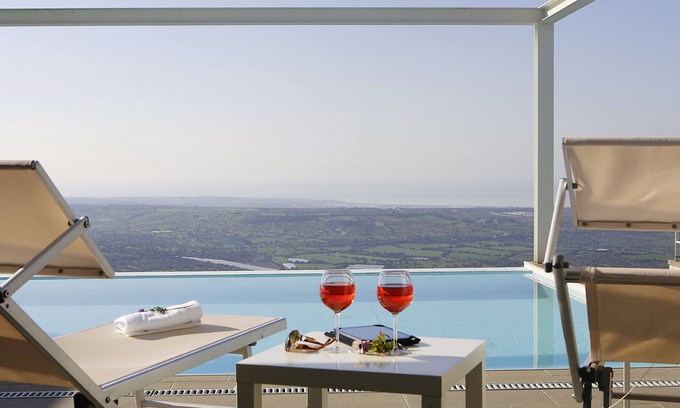 Ragusa Villa | Villa panorámica con piscina infinita, jardín, cancha de tenis, wi-fi gratuito