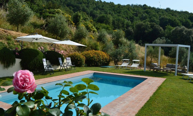 Gaiole in Chianti Villa | Villa 'Agriturismo Podere Terrena' con vistas a la montaña, piscina privada y Wi-Fi