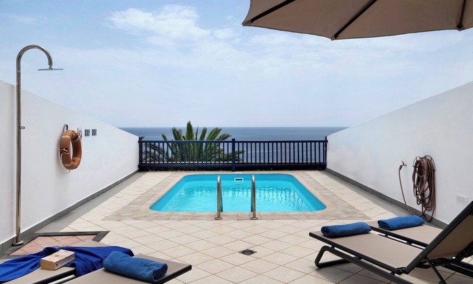 Puerto Calero Villa | Villa 'Ajaches 23' con vistas al mar, piscina climatizada, balcón, aire acondicionado y Wi-Fi