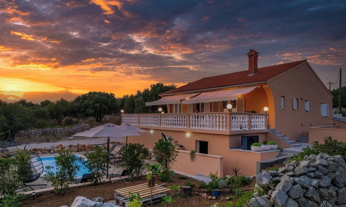 Jakisnica Villa | Villa Akulica con piscina exterior climatizada y vistas al mar