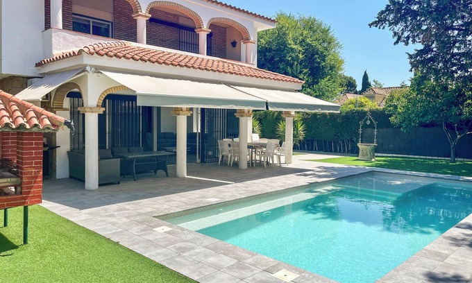 Jerez de la Frontera Villa | Villa Alamos Jerez | Piscina Salada Climatizada | BBQ x2 | Jardines | 850m2
