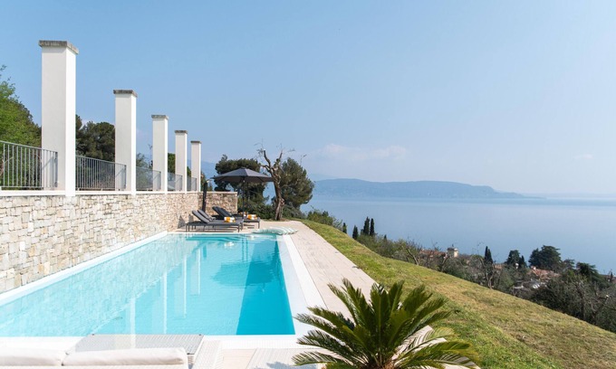 Gardone Riviera Villa | Villa moderna de lujo con fantásticas vistas al lago, piscina privada y jardín, aire acondicionado