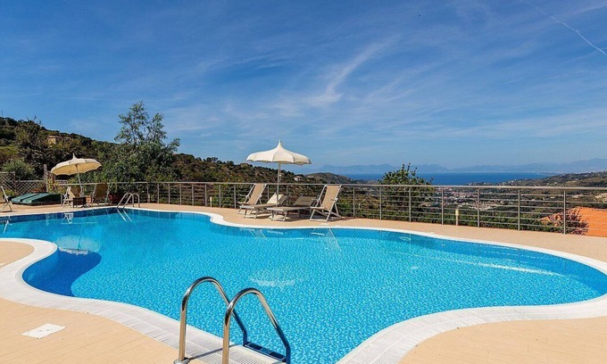 Laureana Cilento Casa | Villa Albatros D: Una casa característica y acogedora rodeada de vegetación.