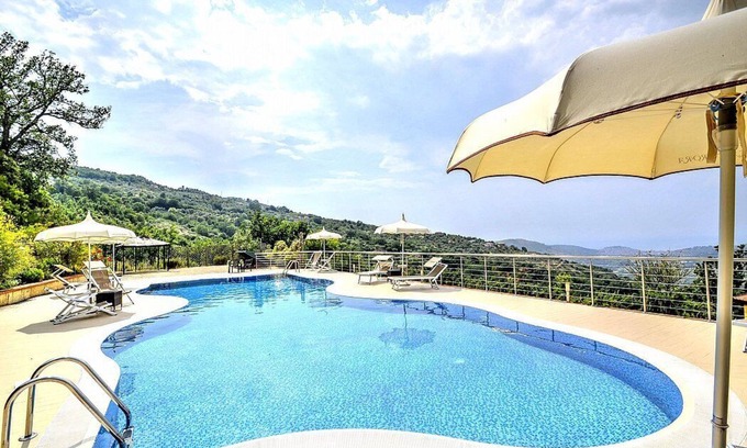 Laureana Cilento Casa | Villa Albatros A: una encantadora villa de dos pisos rodeada de vegetación.