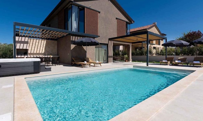 Kadumi Casa | Villa Albona in Kadumi