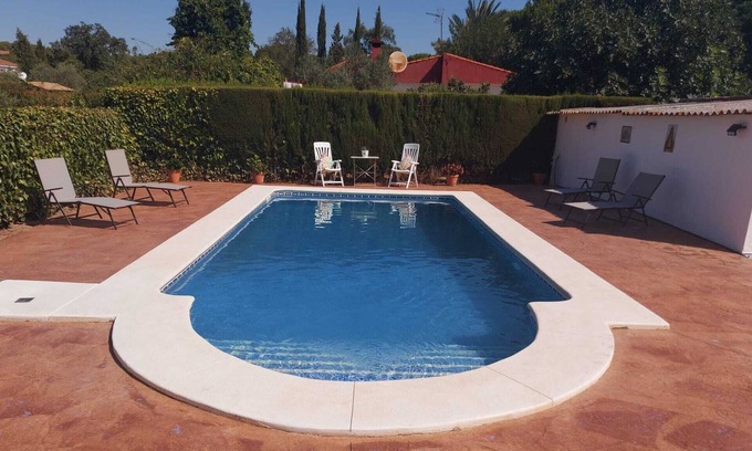 Beas Villa | Villa Alcor con piscina, jardín, terraza y Wi-Fi