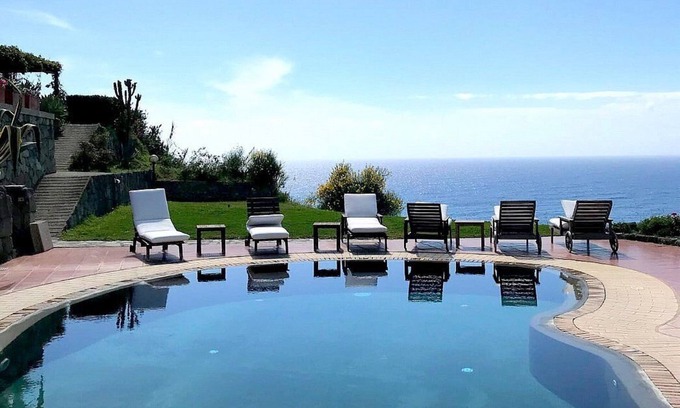 Forio Villa | Villa Alisea: Una espléndida villa de dos pisos situada en una colina.