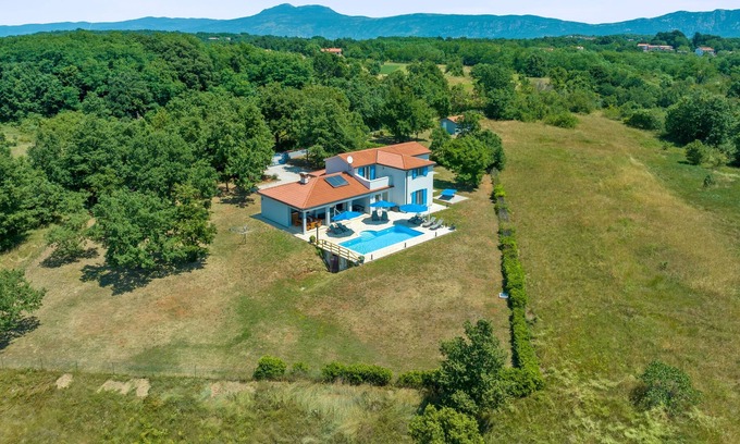 Sumber Villa | Villa Alison nearby Labin – Crovillas GmbH